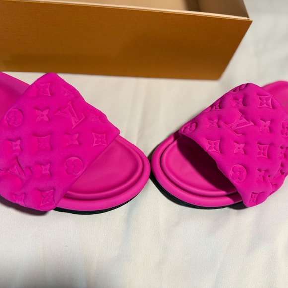 *NEW* Louis Vuitton Pillow Bright pink slides - Picture 10 of 10